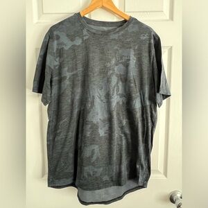 Size XL Under Armour dark gray/gray camo loose short sleeve Tshirt.
